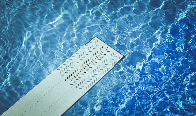 Laguna Beach pool service acid washes pools to remove stains